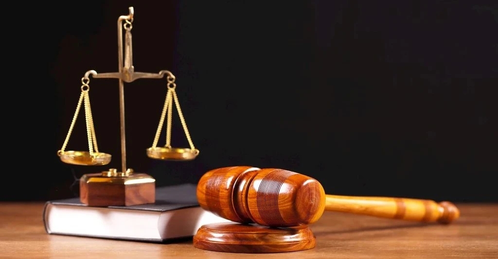 单位工作人员的职务行为涉嫌或构成刑事犯罪，受害人请求单位承担民事责任的，民事案件与刑事案件应分别审理