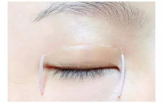 王一博和大张伟戴发带的照片,王一博耍帅大张伟