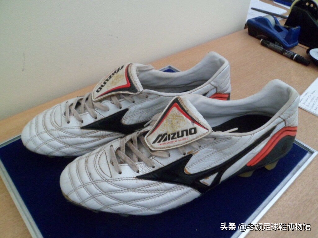 踢翻米兰王朝的贾府少年，身背“杀人犯、强奸犯”恶名的荷兰锋霸