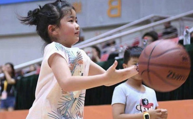 姚明与女儿姚沁蕾最近打球视频,姚明12周岁的女儿姚沁蕾身高