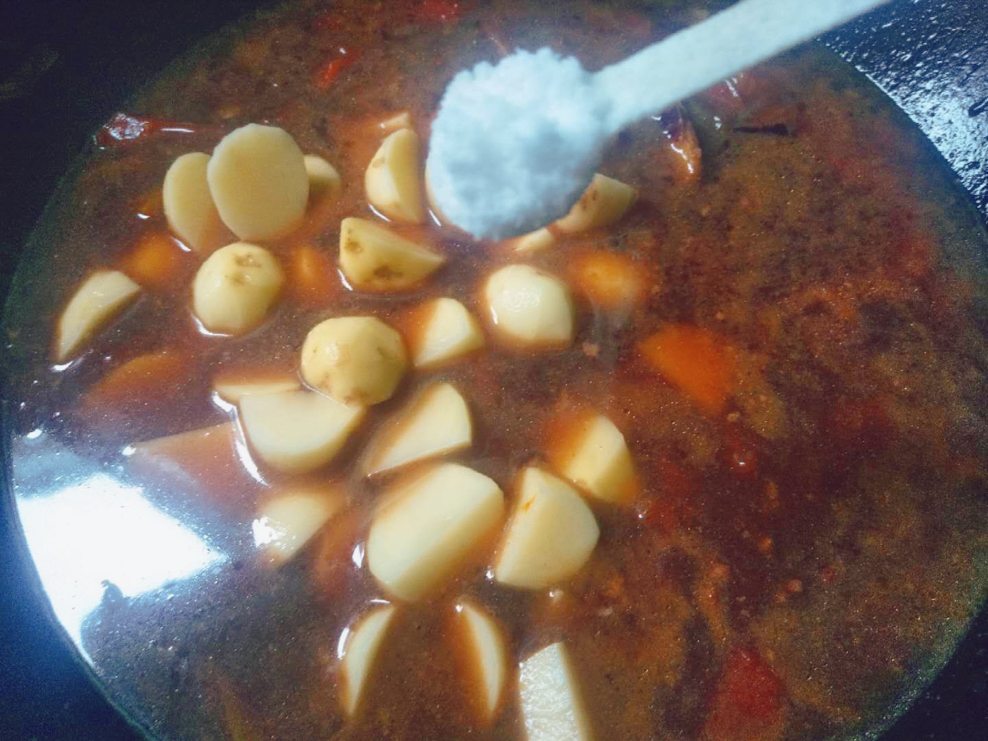 一锅味道鲜美的土豆番茄炖牛肉,牛腩家常做法西红柿土豆炖牛肉