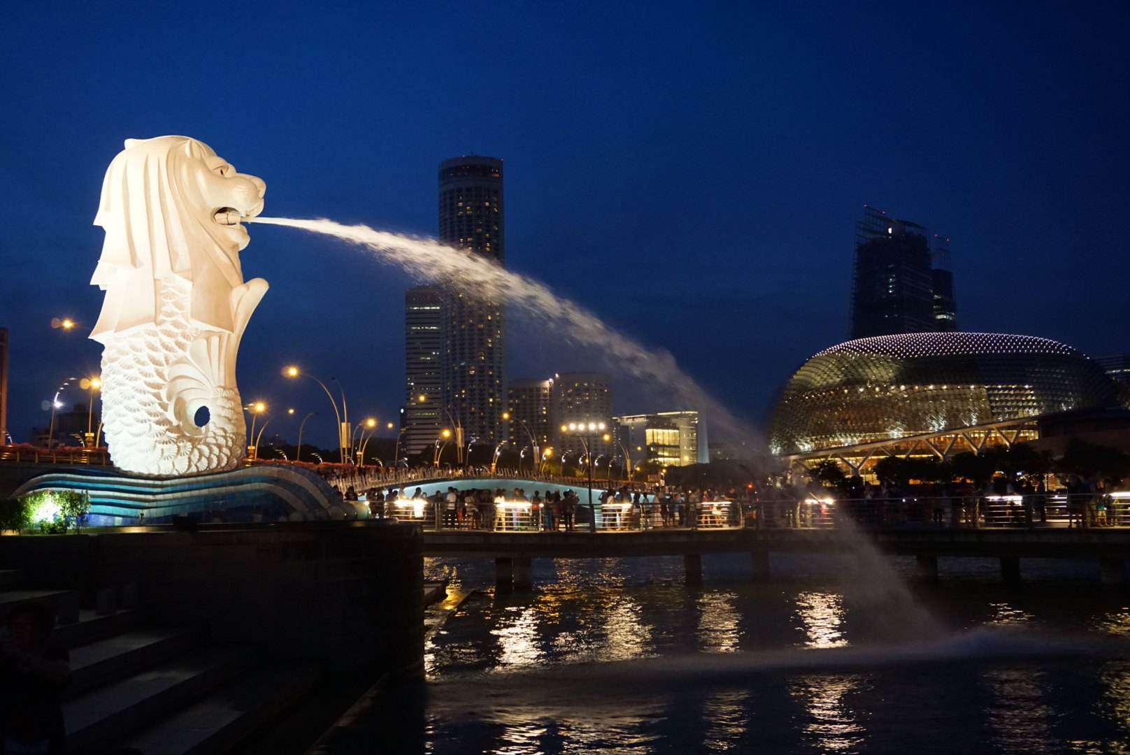 新加坡标志性建筑鱼尾狮,新加坡标志性建筑鱼尾狮英语