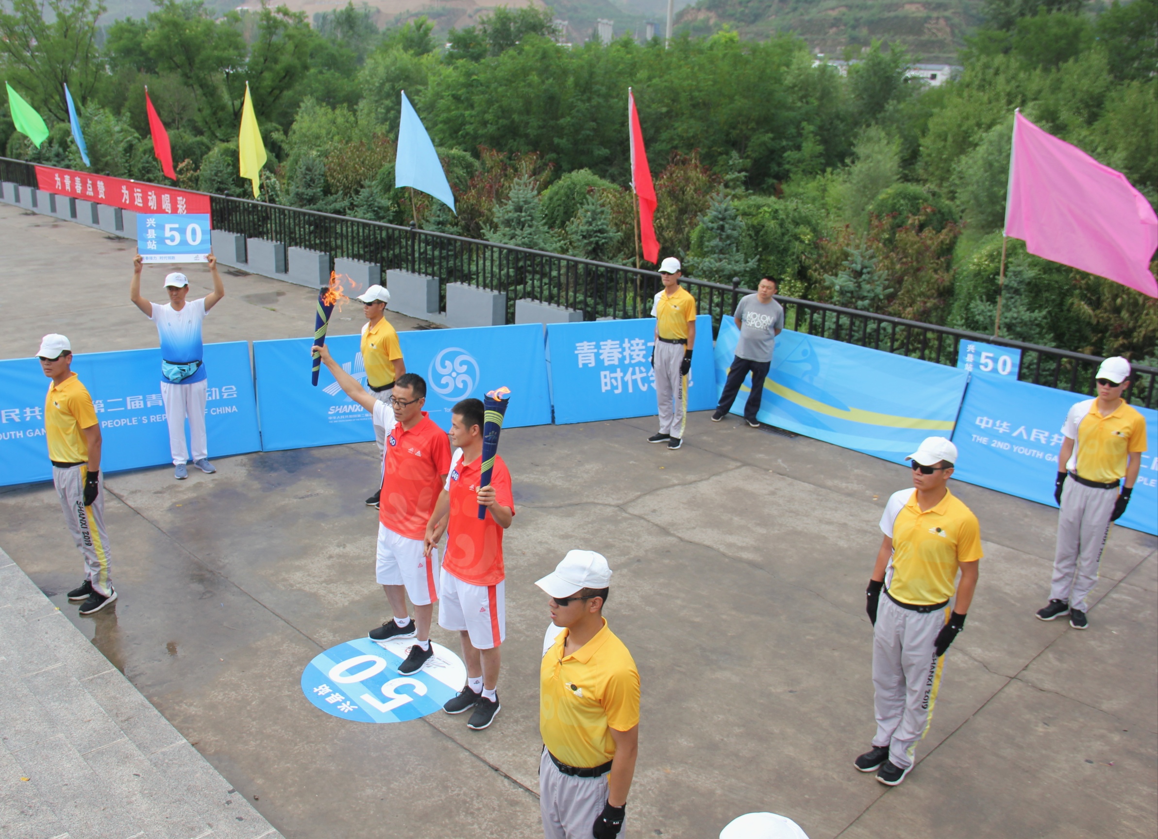 红色兴县喜迎二青圣火30万老区人民传递青*梦春**想