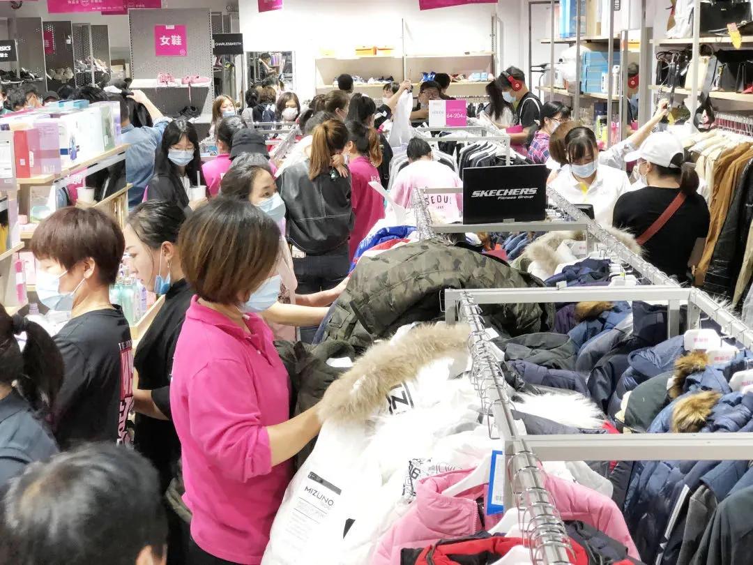 唯品仓线下店特卖直播,唯品仓快闪店