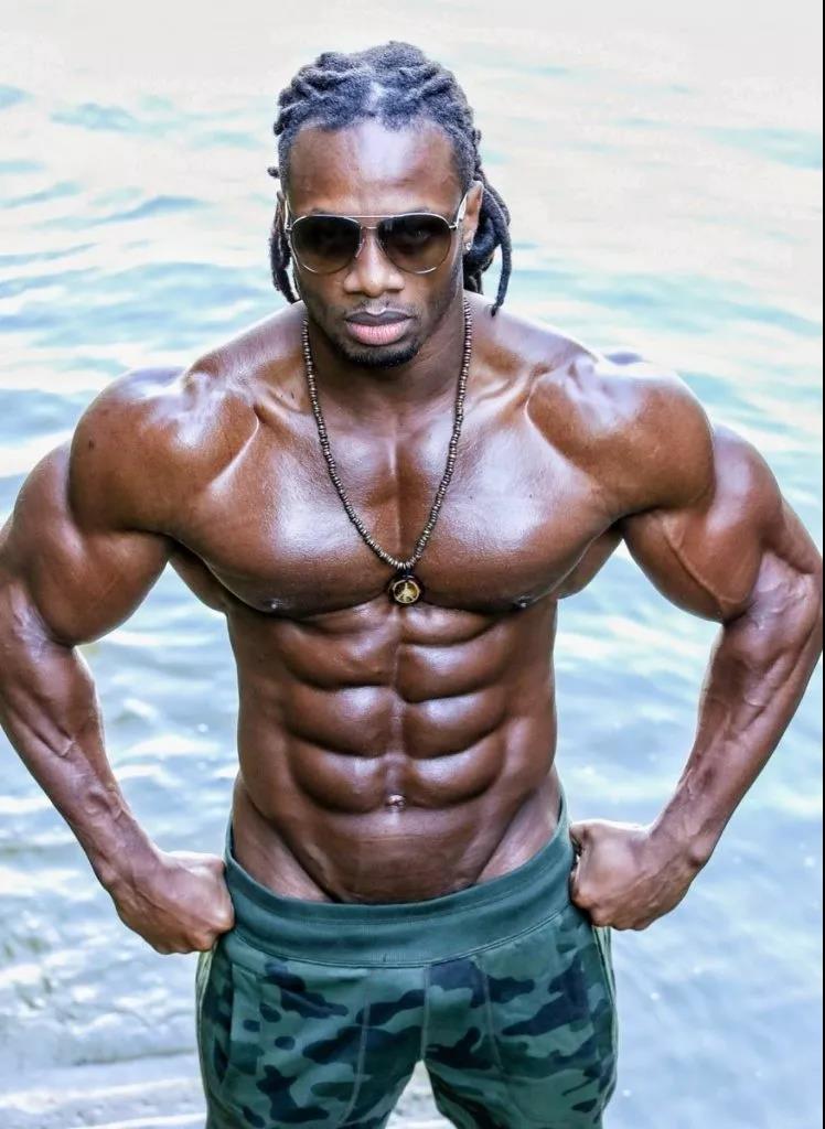 国民老公彭于晏身着西装,国民老公彭于晏跑步