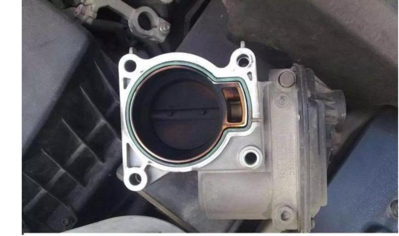 节气门车上清洗还是拆下来清洗,节气门可以用手纸擦吗