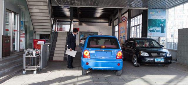 车年审过期被交警扣车怎么处理,没有年审被交警查到怎么办