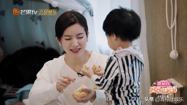 李佳航1岁儿子是个机智boy，徒手挤橙汁，李晟买一块碗89元不嫌贵