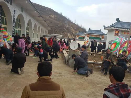 当喜事遇到白事怎么办,喜事碰到白事谁该让路