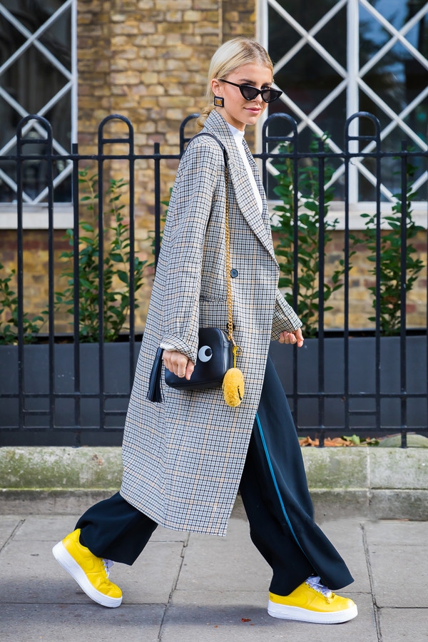 个子矮微胖女生白大衣搭配,158125斤微胖女生大衣穿搭