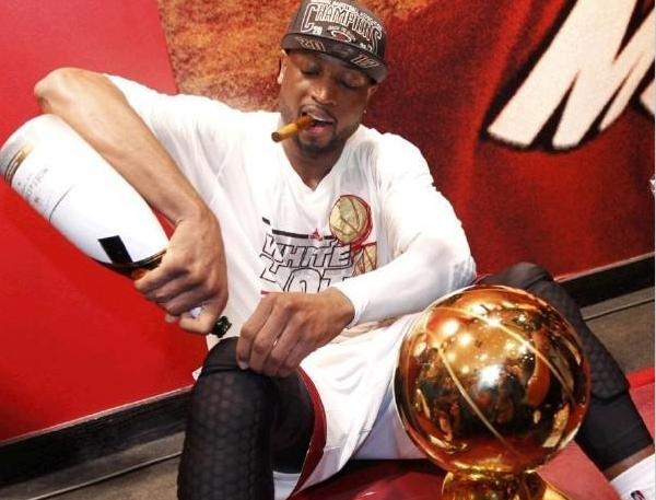 韦德几岁半月板摘除,韦德大学时为什么摘除半月板