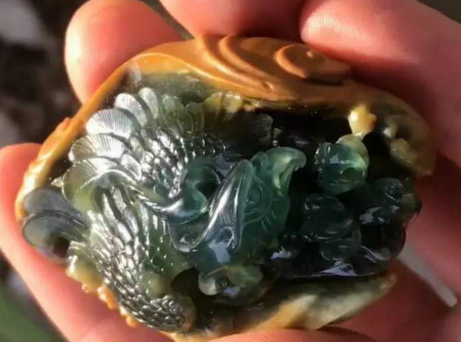 缅甸矿区翡翠原石一刀切出千万元,翡翠原石一刀切开