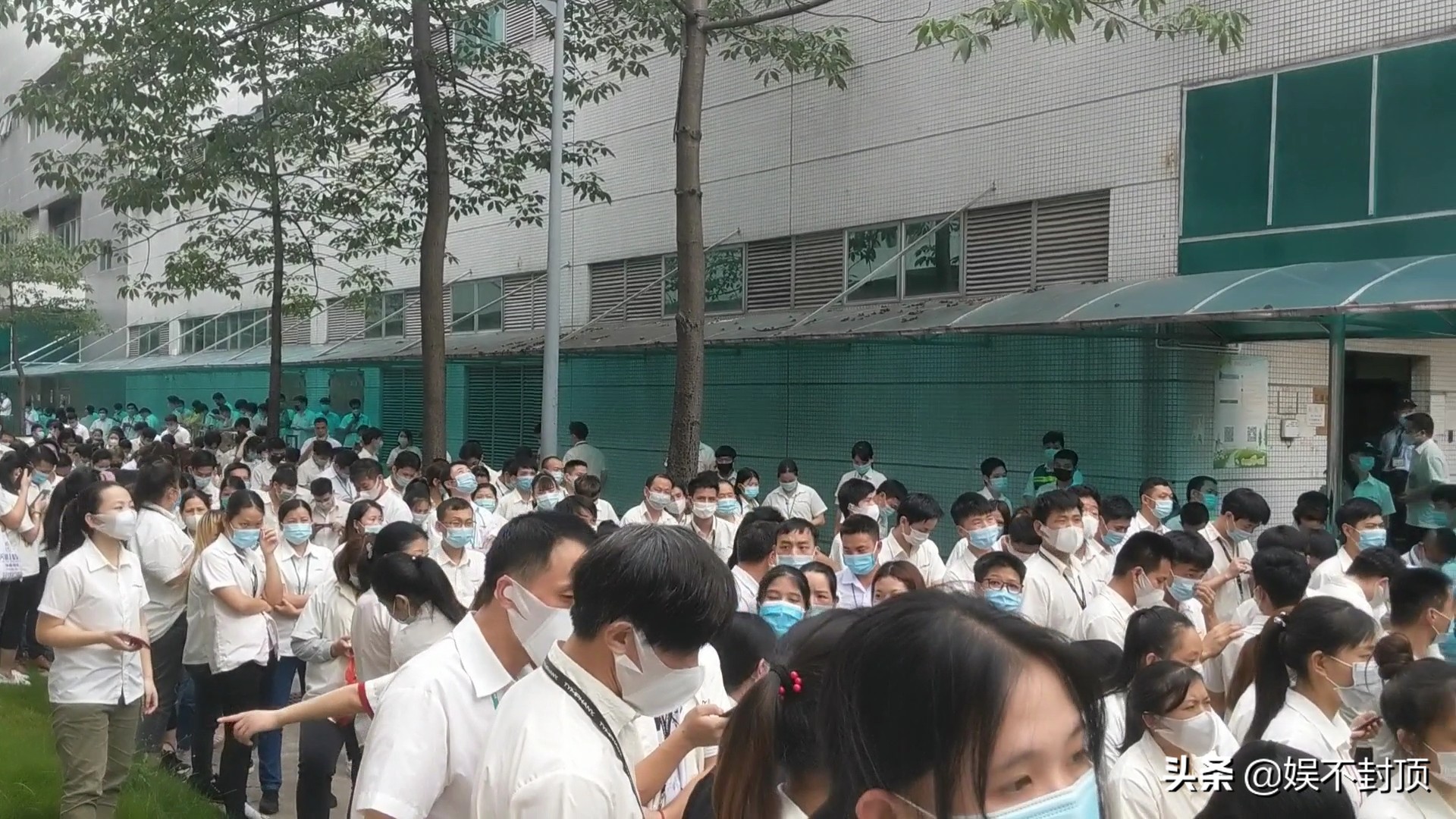 东莞27000人的电子厂,员工还上着班,全部都被叫出去集合了