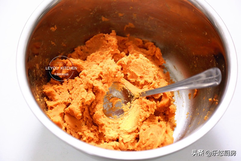 红薯饼怎样做才酥脆好吃,做红薯饼需要加什么配料