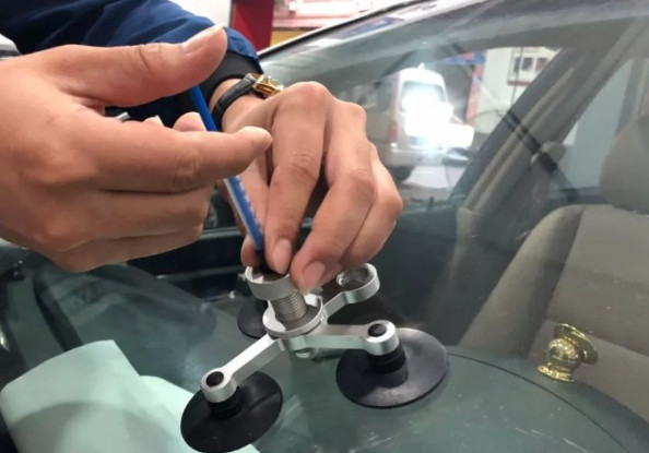 前挡风玻璃砸裂了怎么报保险,挡风玻璃被石子砸裂怎么样报保险