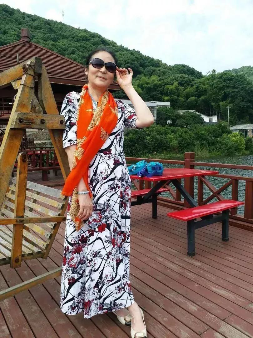 中国大妈拍照十大姿势抖音,中国大妈丝巾拍照姿势