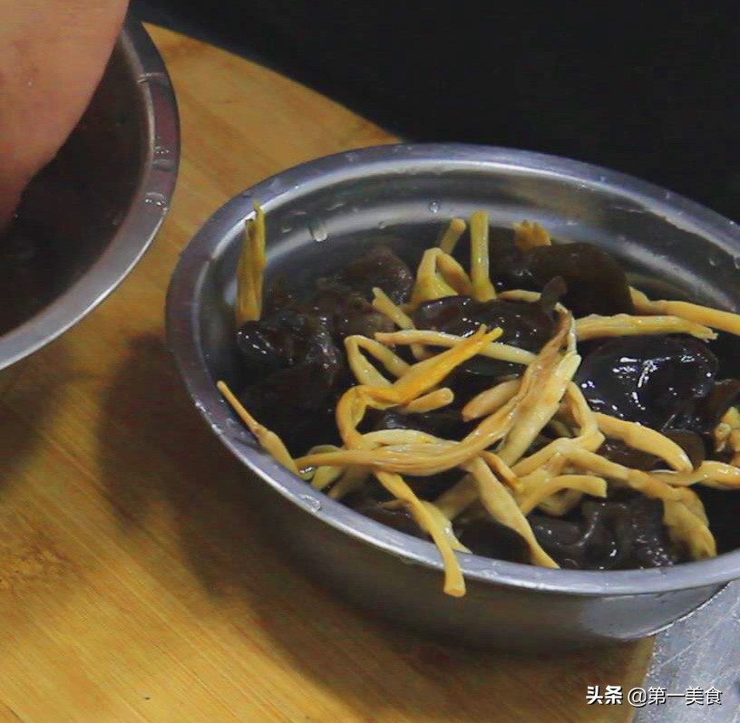 大厨做黄焖鸡米饭教学视频,大厨教你做黄焖鸡米饭的简单做法