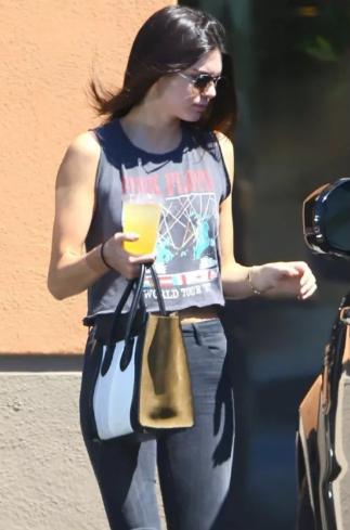 杨超越便宜衣服,杨超越同款紫色上衣黄色裙子