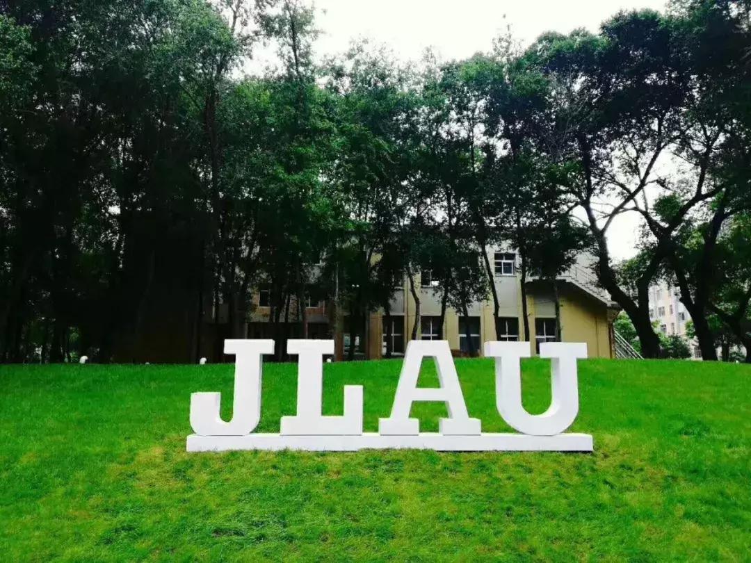 吉林农业大学招生就业工作处处长、副处长共同做客吉林日报直播间，周恩来总理曾为它题写校名