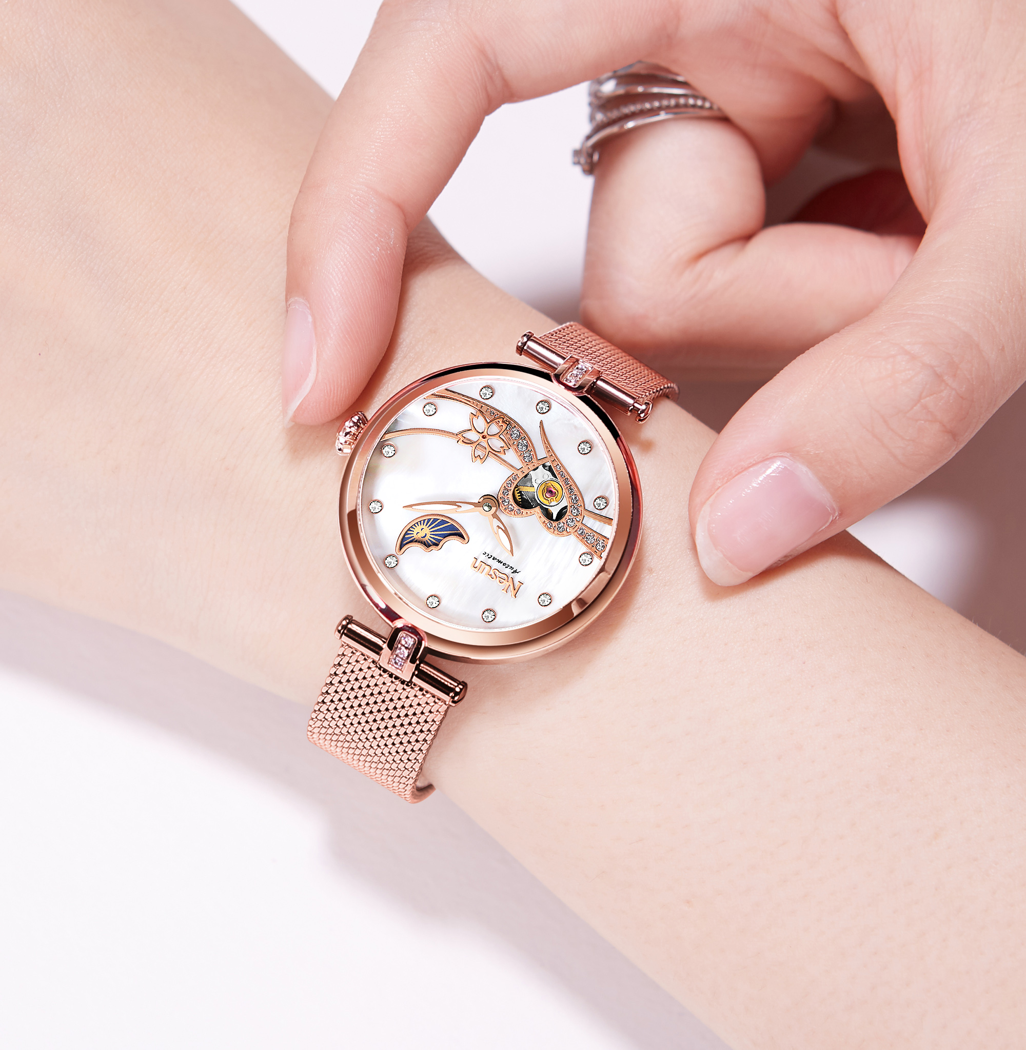 出门没有好看的配饰是不行的,出门手表找不到了