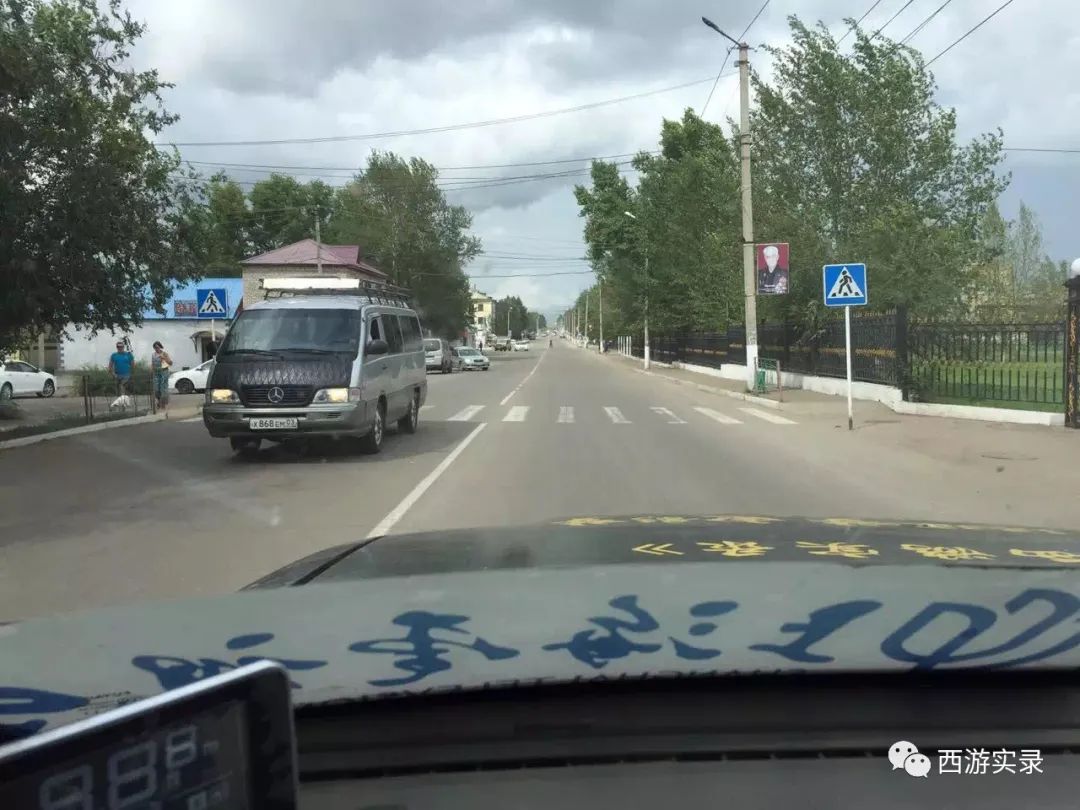 这女孩看到俄罗斯帅哥搭车，逼我停车，否则跳车