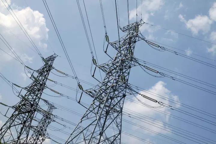 中国电压220v为啥美国是110v,220和110v电压哪个更安全