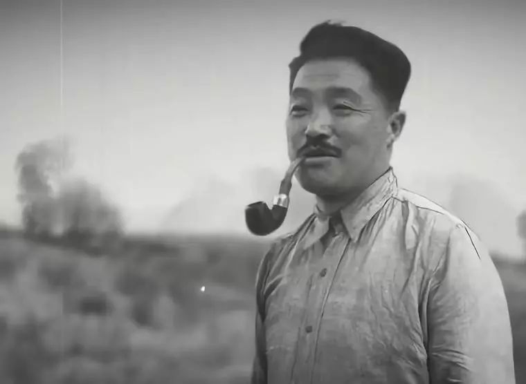 大田湾体育场贺龙雕像照片,贺龙体育场