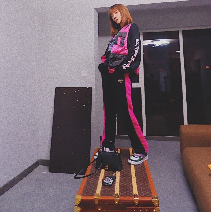 乃万今天私服照,乃万机场露脐装