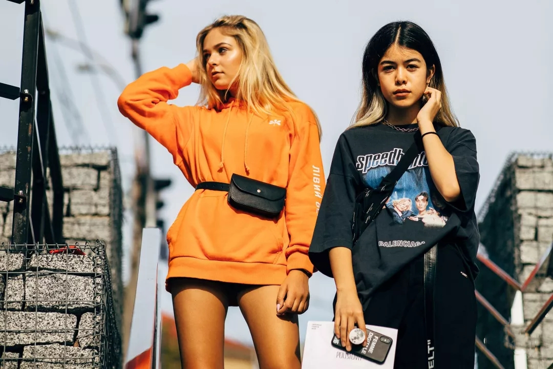 又一件“土味”单品回潮了,腰包竟成了时尚圈的新宠儿