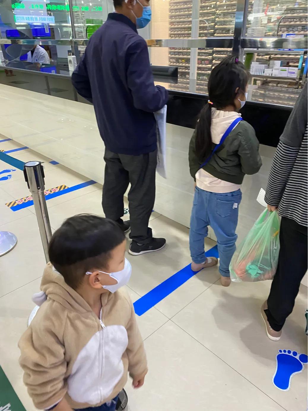 第一次左肾痛，少量积液