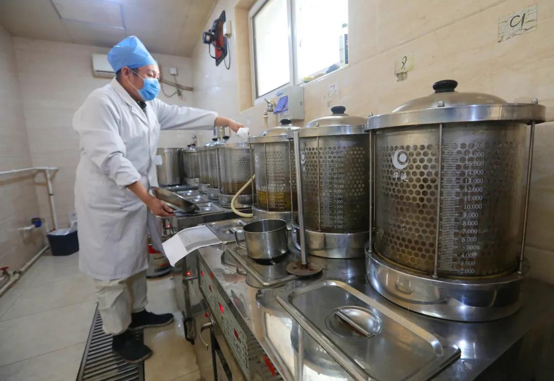 市新冠定点救治医院,探访新冠重症救治一线人员