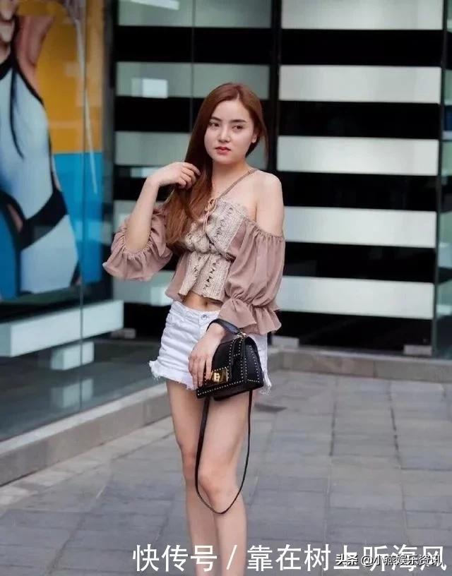 美女搭配一双尖头的银灰色高跟鞋,美女脚上搭配一双斑马纹的高跟鞋