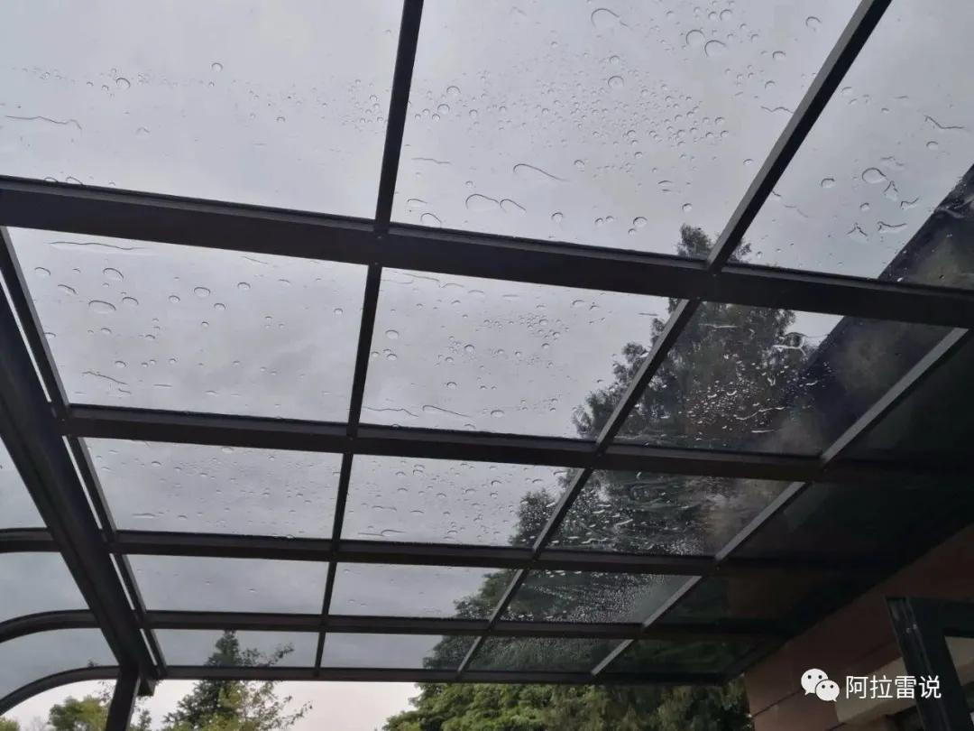 阿拉雷：下雨时家里雨棚的声音像放鞭炮，怎么办？