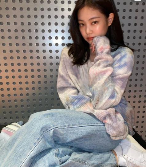 周冬雨同款军绿色外套,周冬雨荧光绿外套俏皮亮眼