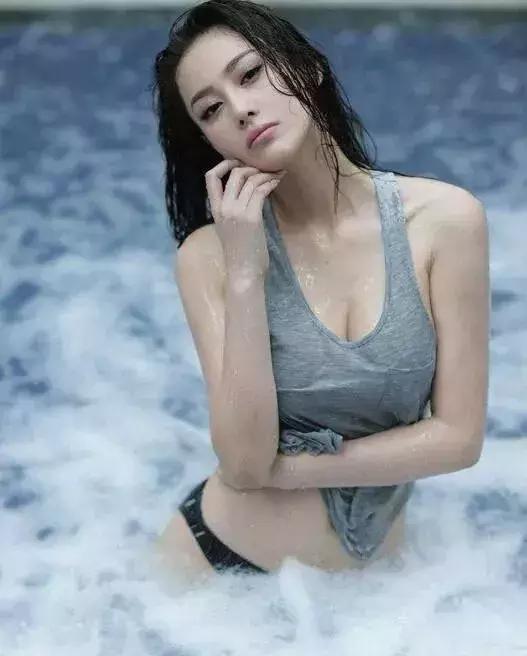 蒋欣和娜扎合影,21岁的娜扎和40岁的蒋欣