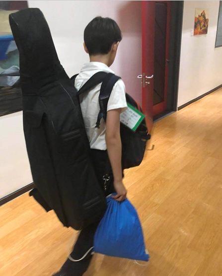 海清晒儿子画画背影图,海清儿子画