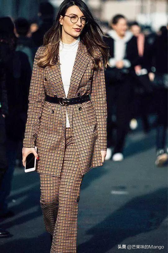 今年秋冬流行穿西装太时髦了,严肃刻板的西装如何穿才能更时髦