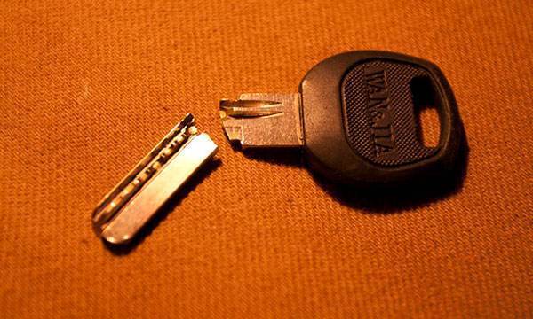 钥匙断在锁里怎么取用小妙招,钥匙断在锁里边太紧了怎么取出来