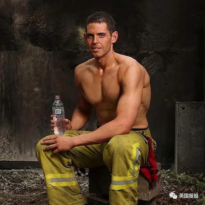 近期帅翻外网的性感鼓手和火辣消防员，减肥前长这样？
