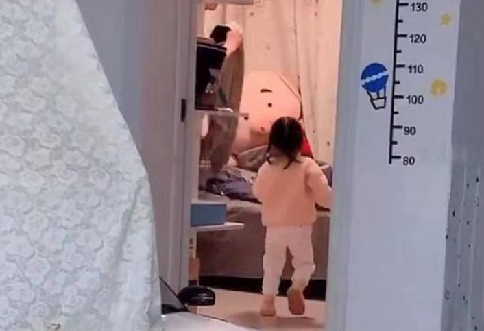 妹妹偷溜进哥哥房间“蹭床”，结局让网友笑翻：嚣张进去卑微出来