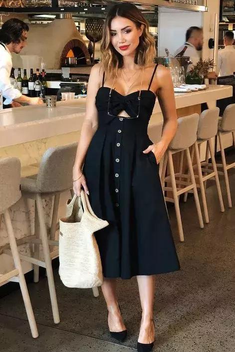 洋气上档次吊带裙秋冬内搭,今年最火的吊带裙内搭