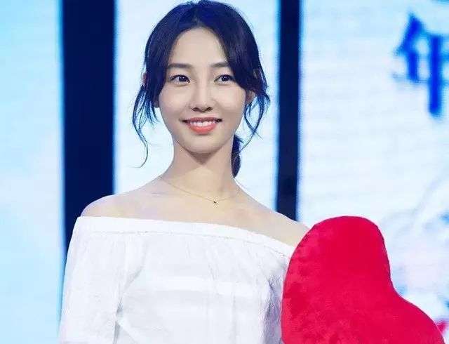 白百何带二胎儿子出门玩耍,白百何二胎是女孩还是男孩