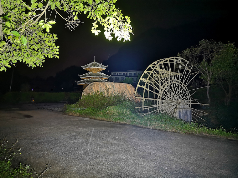 自从拍完这个手电之后，公园里人少了好多