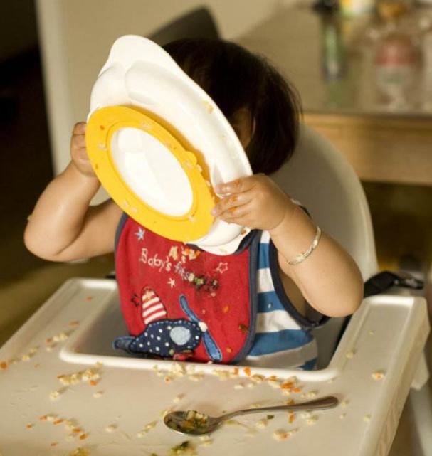 嫌妈妈做饭难吃小孩自己动手,嫌弃孩子吃奶脏