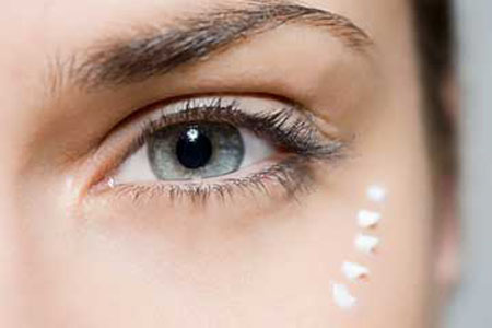 怎么正确使用眼霜不会长脂肪粒,什么眼霜用了不长脂肪粒