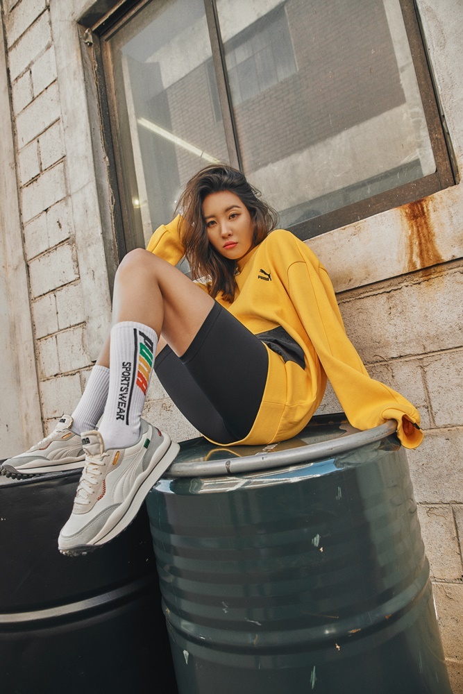 “南韩腿精”李宣美*服私**,白T超短裤加棒球外套,大长腿抢镜