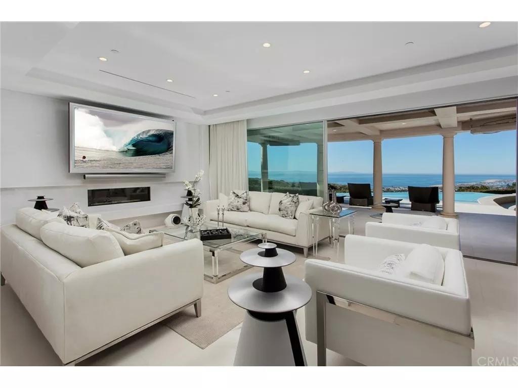 开车进故宫空姐被扒！溥仪都要买票，特朗普也须步行，你凭啥？