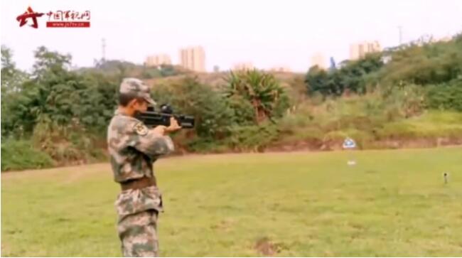 国产黑科技曝光,电磁枪轻松打穿9层木板,网友惊呼开挂