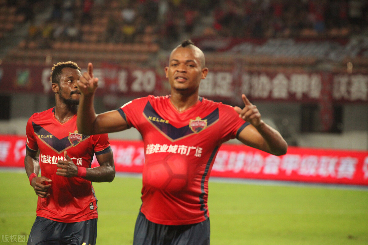 大清洗！恒大深足联手处理30名球员，一队后防告急一队四外援离队