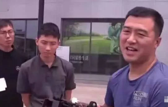 新买奔驰一个月坏了,奔驰扶手坏了怎么维修